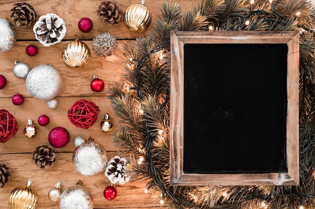 Bezpłatne zdjęcie chalkboard z błyszczącymi baubles na stole