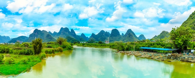 Charakter naturalnej azjatyckiej zielonej rzeki wodnej
