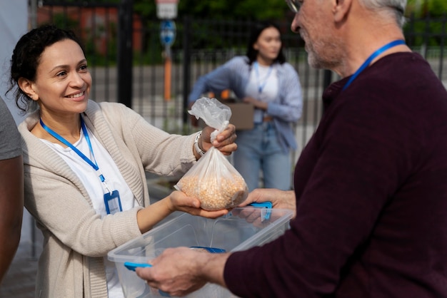 Bezpłatne zdjęcie charytatywna grupa wolontariuszy foodbank