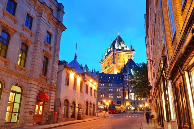 Chateau Frontenac o zmierzchu w Quebec City z ulicą