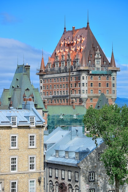 Chateau Frontenac w dzień z chmurą i niebieskim niebem w Quebec City z dachem