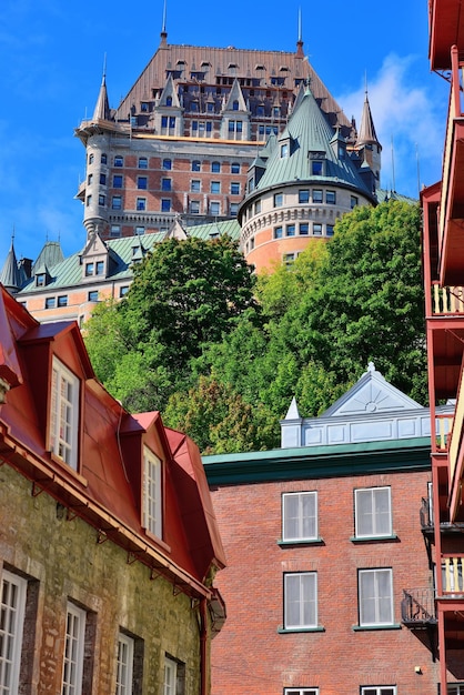 Chateau Frontenac w dzień z chmurą i niebieskim niebem w Quebec City z ulicą