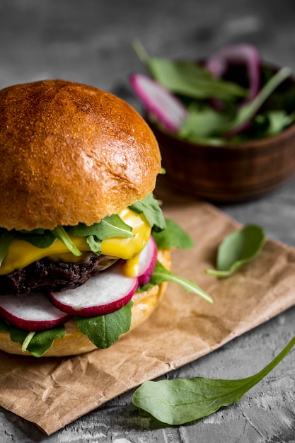 Cheeseburger Pod Dużym Kątem Na Ladzie