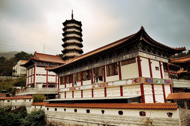Chińska świątynia w Hongkongu z architekturą w stylu pagody i wieżą.