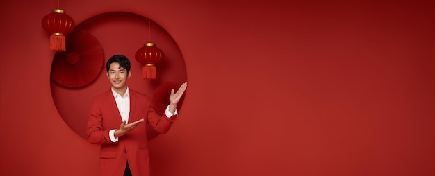 chiński nowy rok Azjat noszący czerwoną sukienkę z gestem powitania chińskiego nowego roku 2024