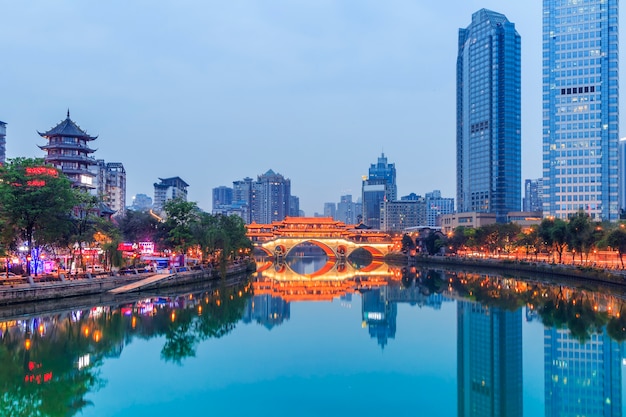 Bezpłatne zdjęcie chińskich turystycznych miejscu rzeka skyline