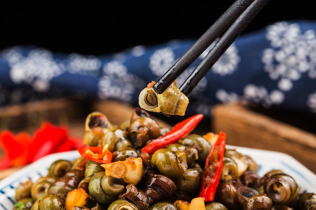 Chińskie jedzenie: smażone ślimaki mieszamy z trzynastoma przyprawami