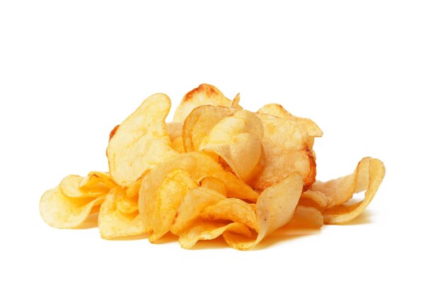 Chipsy ziemniaczane na białym tle