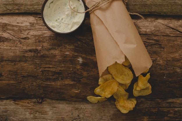 Bezpłatne zdjęcie chipsy ziemniaczane na stole