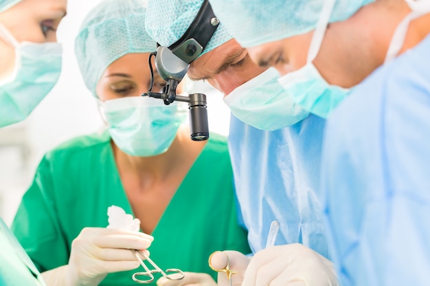 Chirurdzy operujący teatrem operacyjnym pacjenta