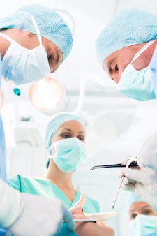 Chirurdzy pracujący w sali operacyjnej