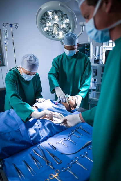 Chirurdzy wykonujący operacje w teatrze operacji