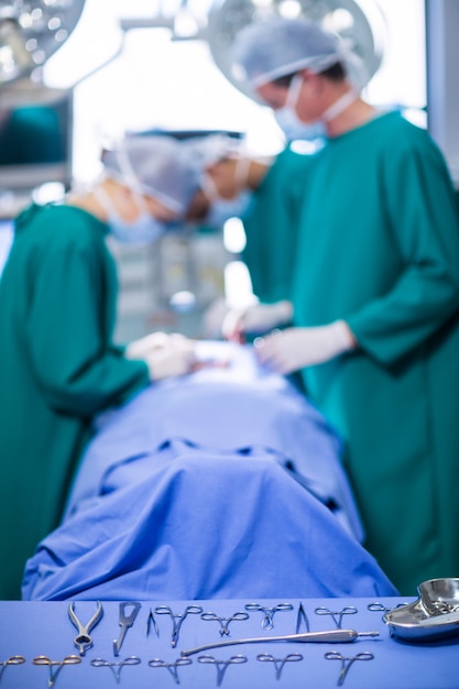 Bezpłatne zdjęcie chirurdzy wykonujący operacje w teatrze operacji