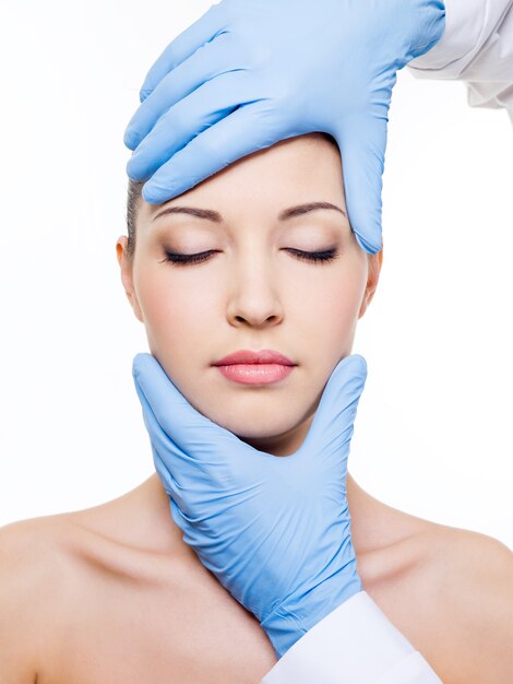 Chirurgia plastyczna głowy pięknej kobiecej twarzy z zamkniętymi oczami