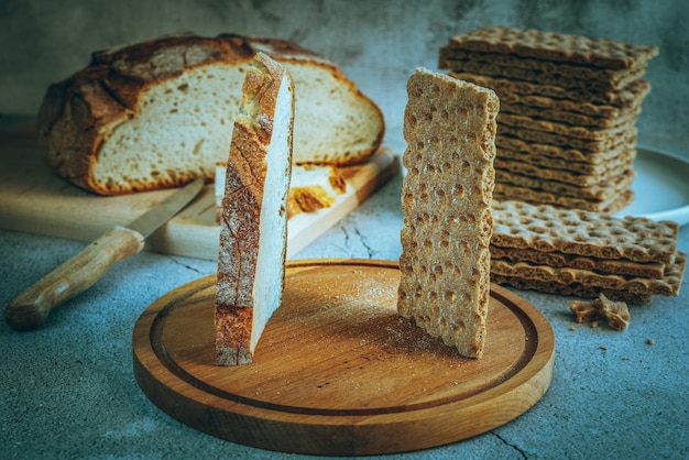 Chleb i grzanki chlebowe na ciemnym tle - koncepcja zdrowej żywności.