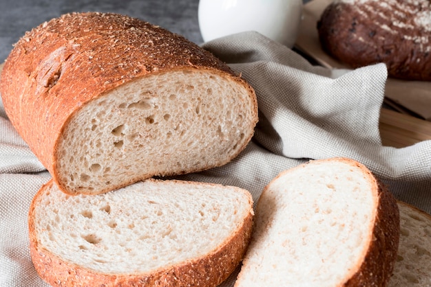 Chleb krojony pod wysokim kątem z ręcznikiem kuchennym