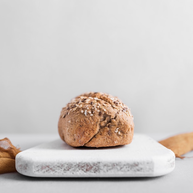 Bezpłatne zdjęcie chleb na marmurowej desce do krojenia