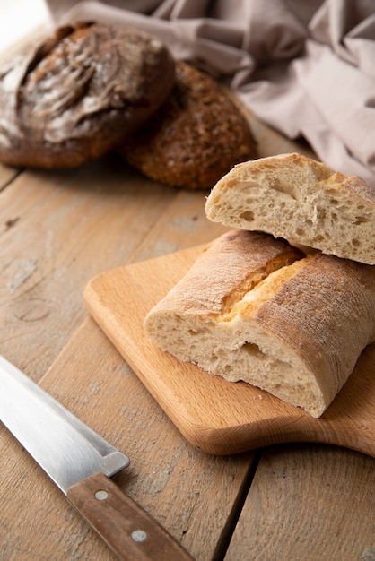 Chleb pod wysokim kątem na drewnianej desce