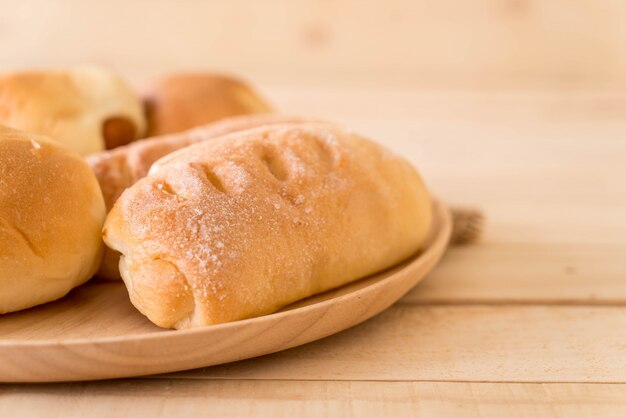 Chleb w płycie drewnianej