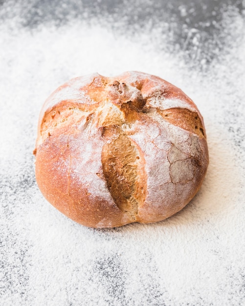 Bezpłatne zdjęcie chlebowa babeczka na desktop z mąką