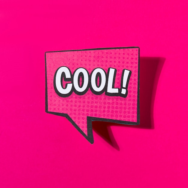 Bezpłatne zdjęcie chłodno komiczny tekst mowy bąbel na różowym tle