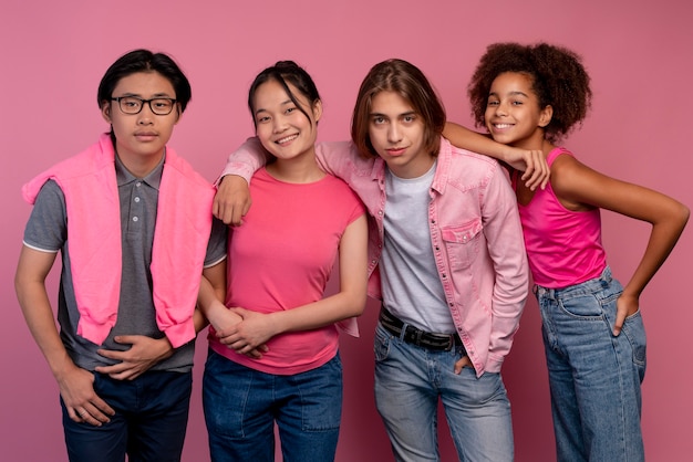 Bezpłatne zdjęcie chłopcy i dziewczęta pozują na różowo