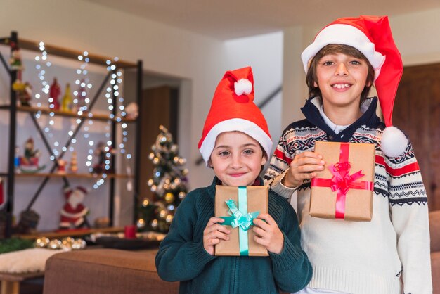 Chłopcy w czapkach z Santa z pudełka