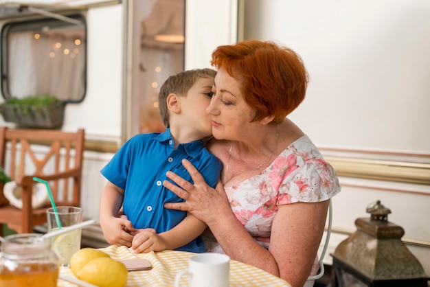 Chłopiec całuje swoją babcię w policzek