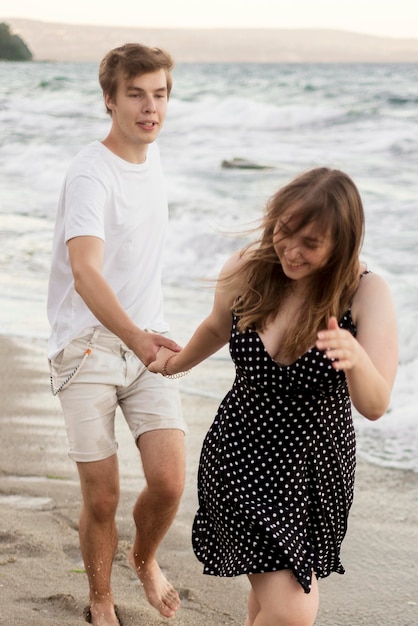 Bezpłatne zdjęcie chłopiec i dziewczynka razem na spacer na plaży