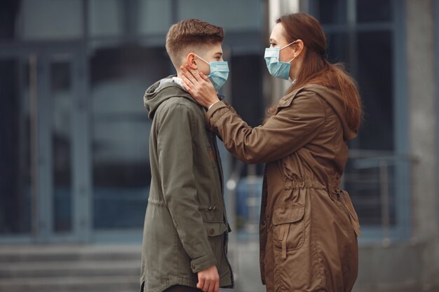 Chłopiec i matka mają na sobie maski ochronne