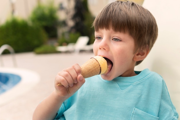 Bezpłatne zdjęcie chłopiec je lody