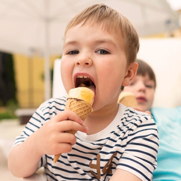 Chłopiec je lody