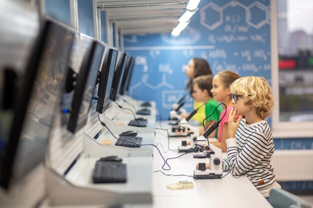 Chłopiec myśli patrząc na deskę ładującą