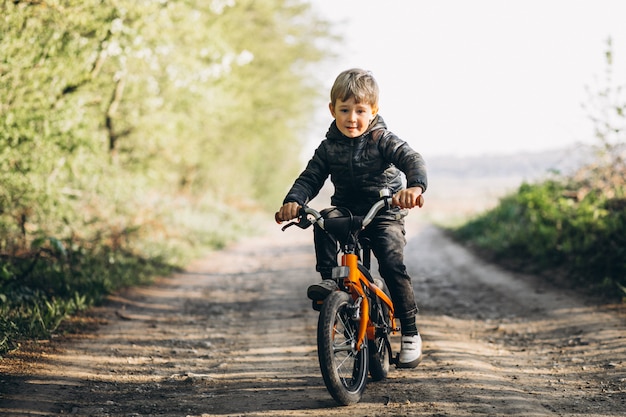 Chłopiec na bicyklu w parku