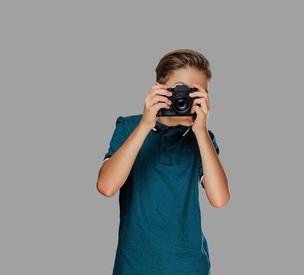 Chłopiec nastolatek robienia zdjęć profesjonalnym aparatem.