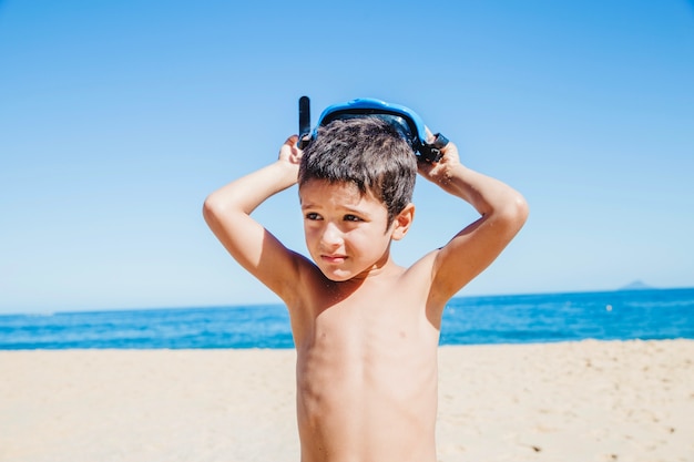 Bezpłatne zdjęcie chłopiec nosi okulary nurkowania