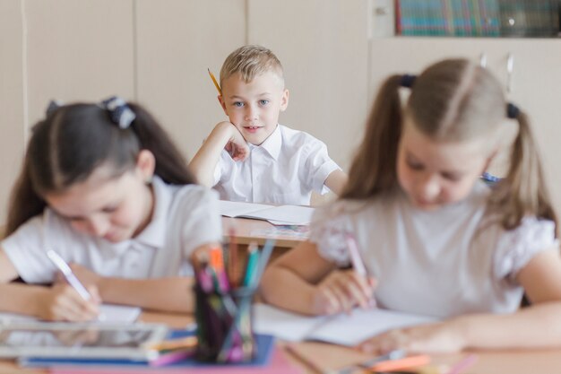 Chłopiec patrzeje dziewczyny przy lekcją