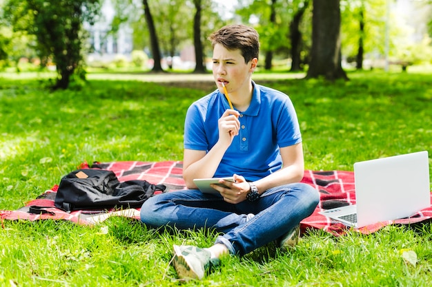 Bezpłatne zdjęcie chłopiec studiuje i myśli