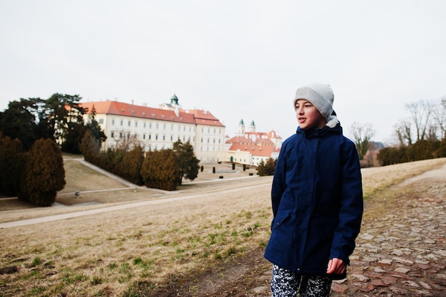 Bezpłatne zdjęcie chłopiec turysta na zamku valtice czechy