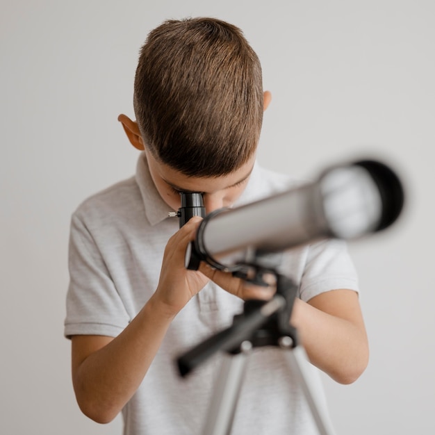 Chłopiec Uczy Się Używać Zbliżenia Teleskopu