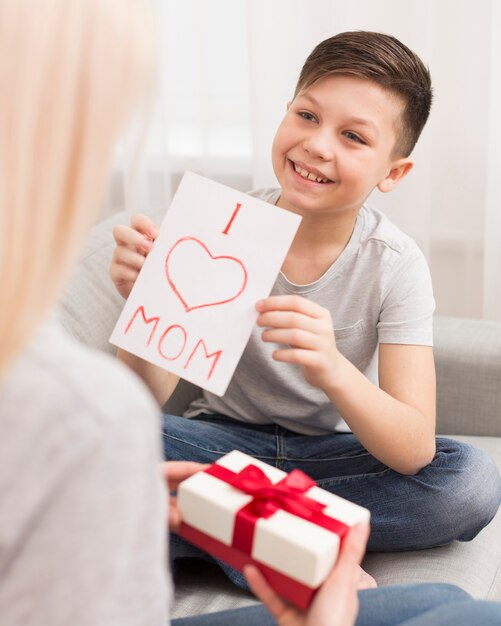 Chłopiec z dużym kątem zaskakująca mama