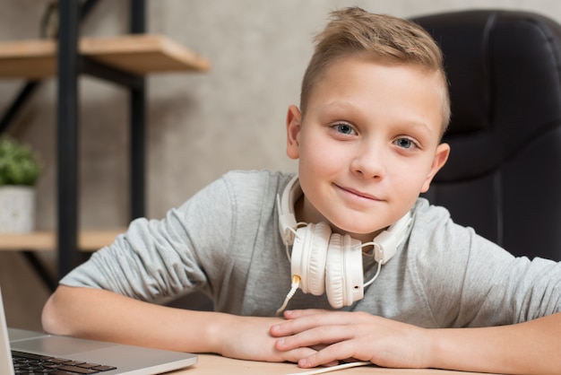 Bezpłatne zdjęcie chłopiec z laptopem w biurze