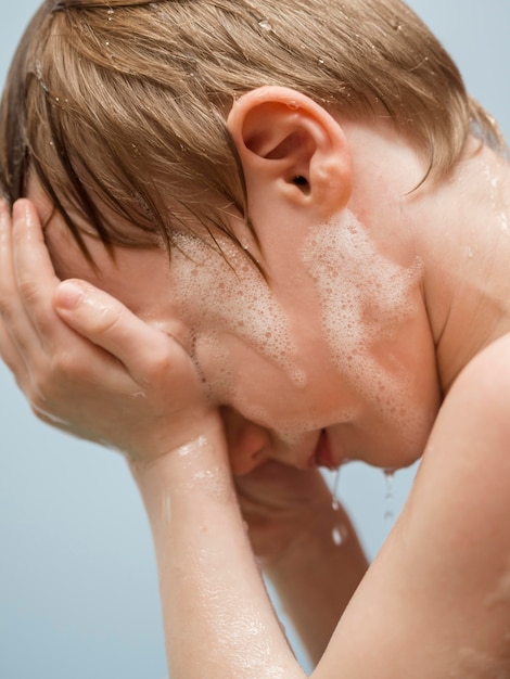 Bezpłatne zdjęcie chłopiec z pianką do kąpieli