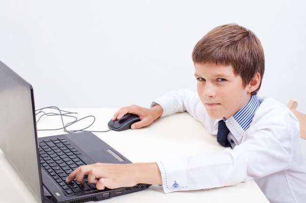 Chłopiec za pomocą swojego laptopa