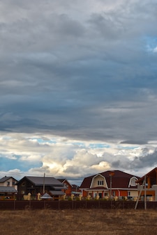 Chmury latają nad wioską domków