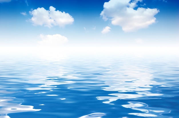 Chmury odbicie w wodzie morskiej