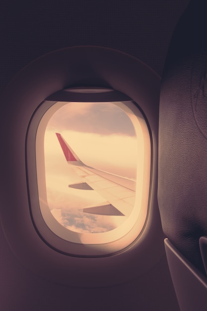 Bezpłatne zdjęcie chmury samolot podróży skrzydło samolotu