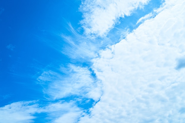 chmury w tle przestrzeni powietrznej niebieskie