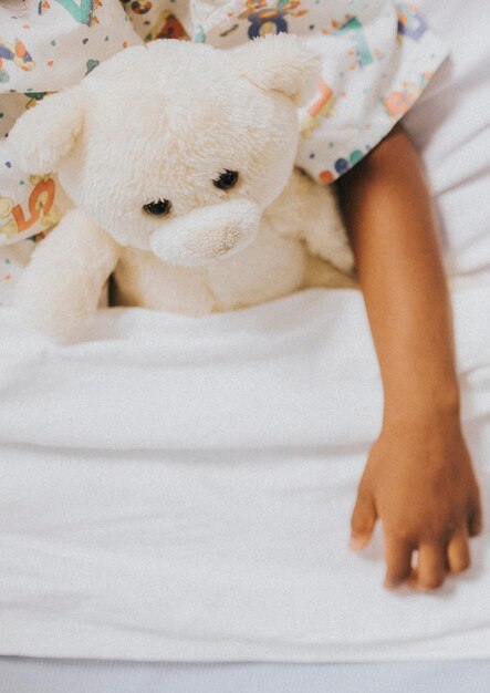 Chora dziewczyna w łóżku szablon transparentu społecznościowego