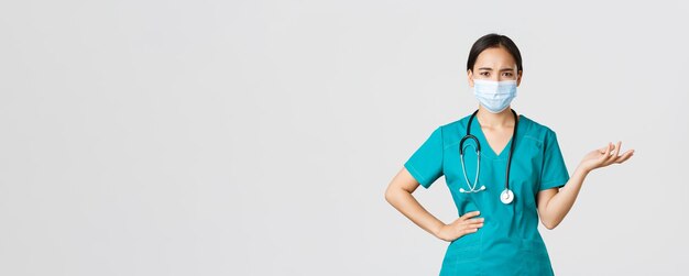 Choroba koronawirusa covid pracownicy opieki zdrowotnej koncepcja zdezorientowana i zdenerwowana azjatycka lekarka w medycy...